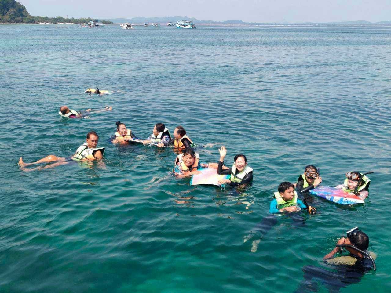 Floats and life jackets for relaxed snorkelling