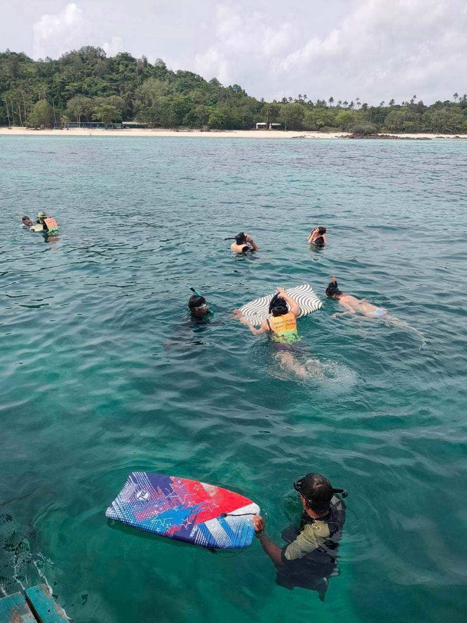 Clear, calm water around Koh Talu