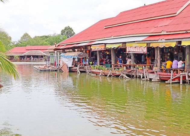 Sam Phan Nam Floating Market