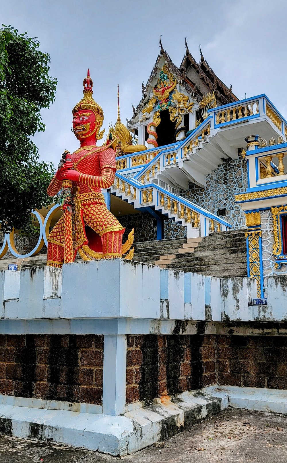 Wat Khao Itisukto grounds