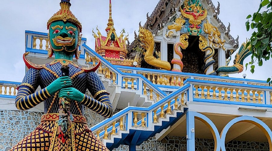 Wat Khao Itisukto sculptures